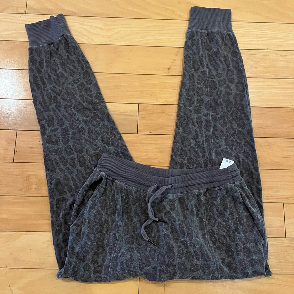 Splendid cheetah sweatpants
